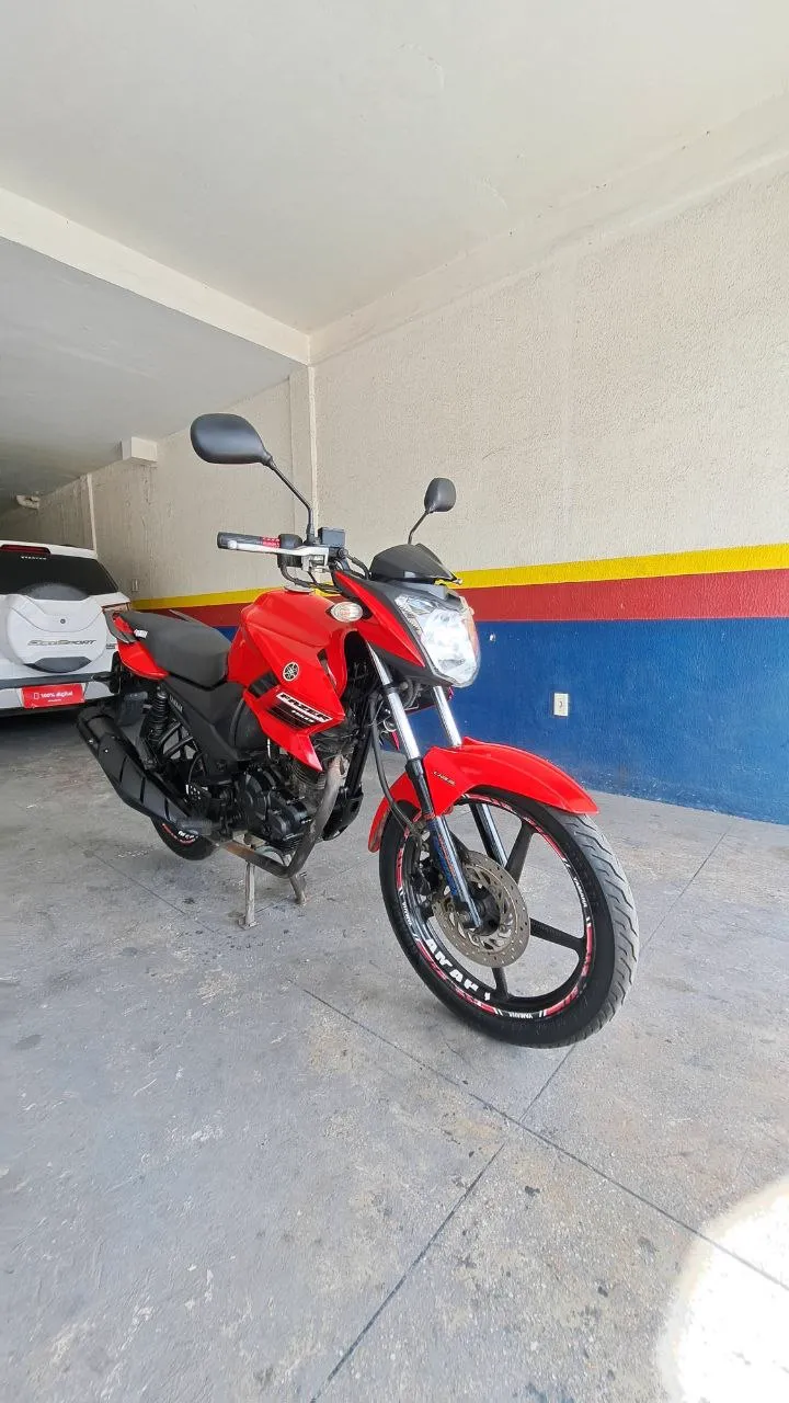 Yamaha YS 150 Fazer SED em destaque
